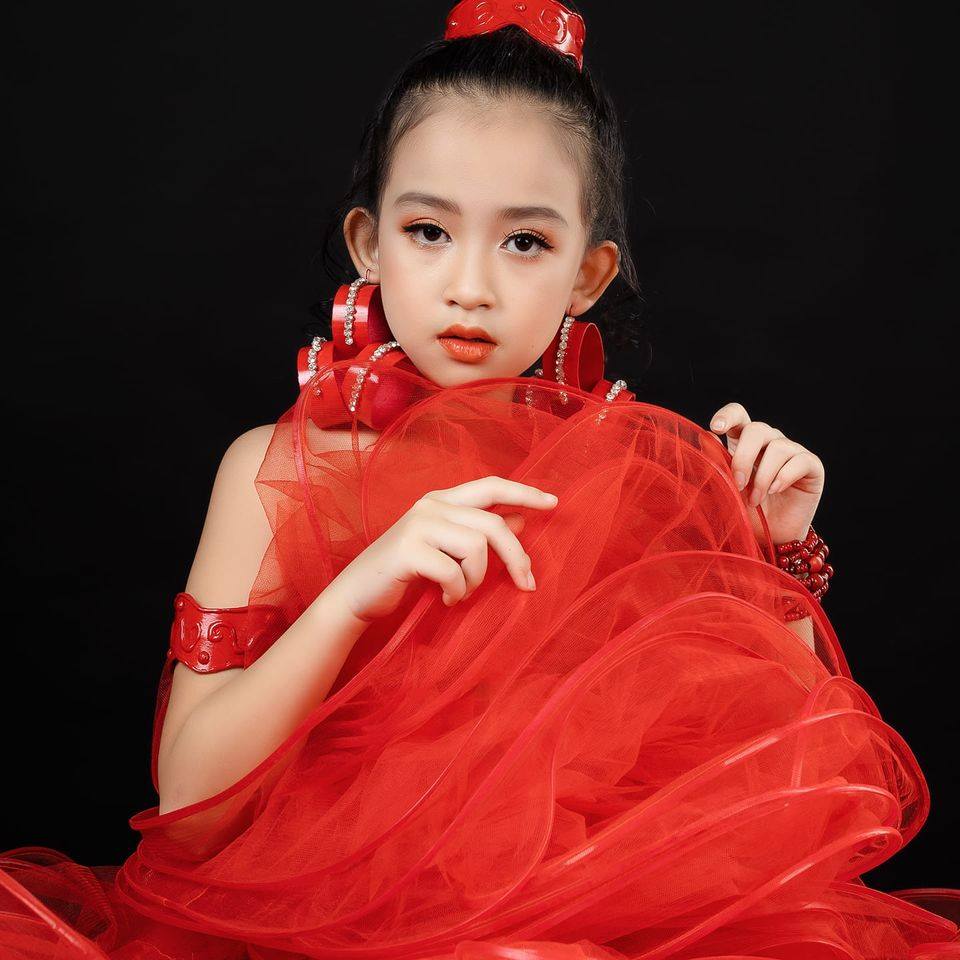 Chỉ mới 10 tuổi mà mẫu nhí lai Việt  Trung đã sở hữu thần thái chẳng khác  gì siêu mẫu số 1 châu Á Liu Wen